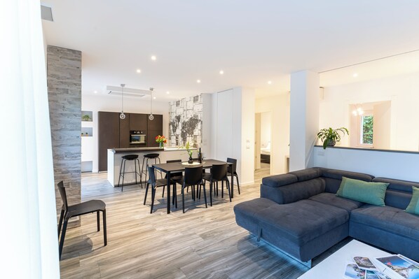 Smart TV, fireplace