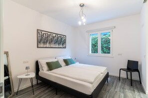 2 bedrooms, desk, iron/ironing board, travel crib
