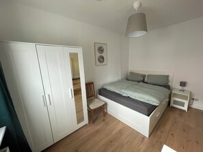 1 sovrum, skrivbord, wi-fi och sängkläder