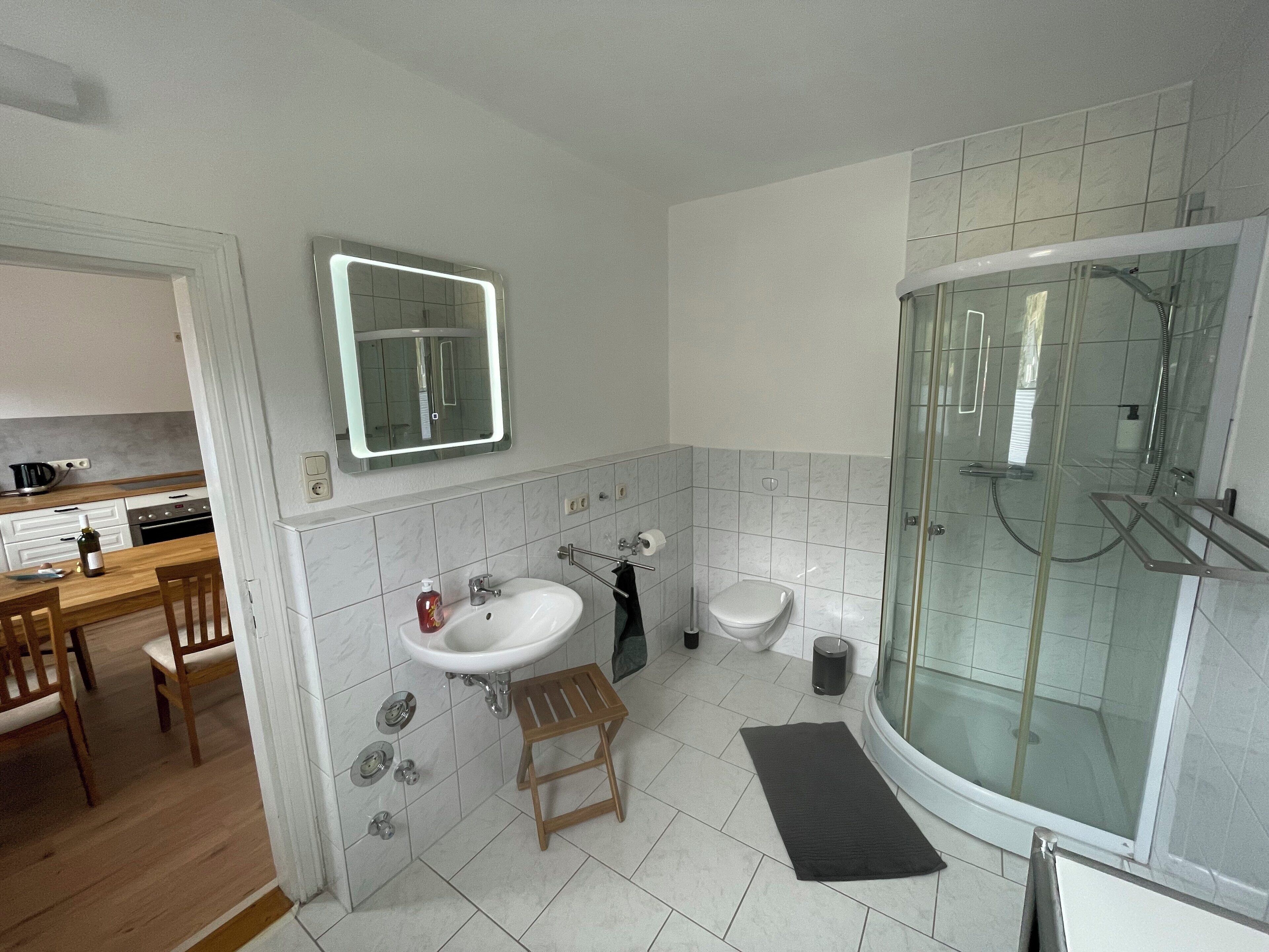 Dusche, Haartrockner, Handtücher, Seife