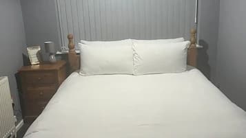 4 bedrooms, iron/ironing board, WiFi, bed sheets