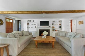 Smart TV, fireplace - Hat Shop House:  Charming Retreat in the Heart of New England.  Family friendly. (Bridgewater)
