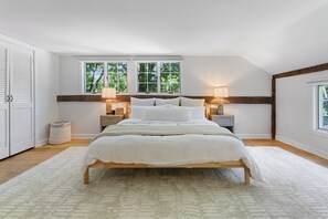 4 bedrooms, desk, travel crib, WiFi