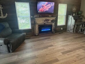 Smart-tv, een open haard, videospelletjes en een dvd-speler