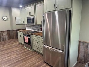 Een koelkast, een microgolfoven, een oven, een kookplaat