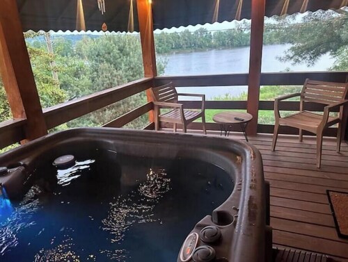 RiverBreeze Lodge on the Ohio/ Hot Tub Game Room