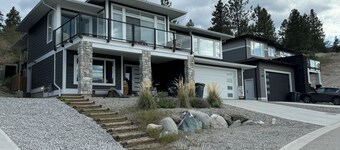 Modern suite on Bottleneck Drive.  Close to restaurants and wineries.