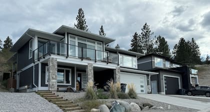 Modern suite on Bottleneck Drive. Close to restaurants and wineries.