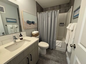 Hair dryer, towels, soap, shampoo - Modern suite on Bottleneck Drive.  Close to restaurants and wineries. (Summerland)
