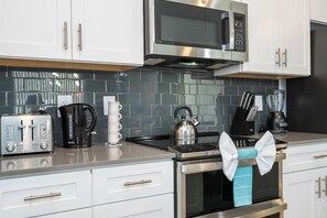 Køleskab, mikrobølgeovn, ovn, kogeplade