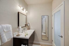 Haartrockner, Handtücher, Seife, Shampoo