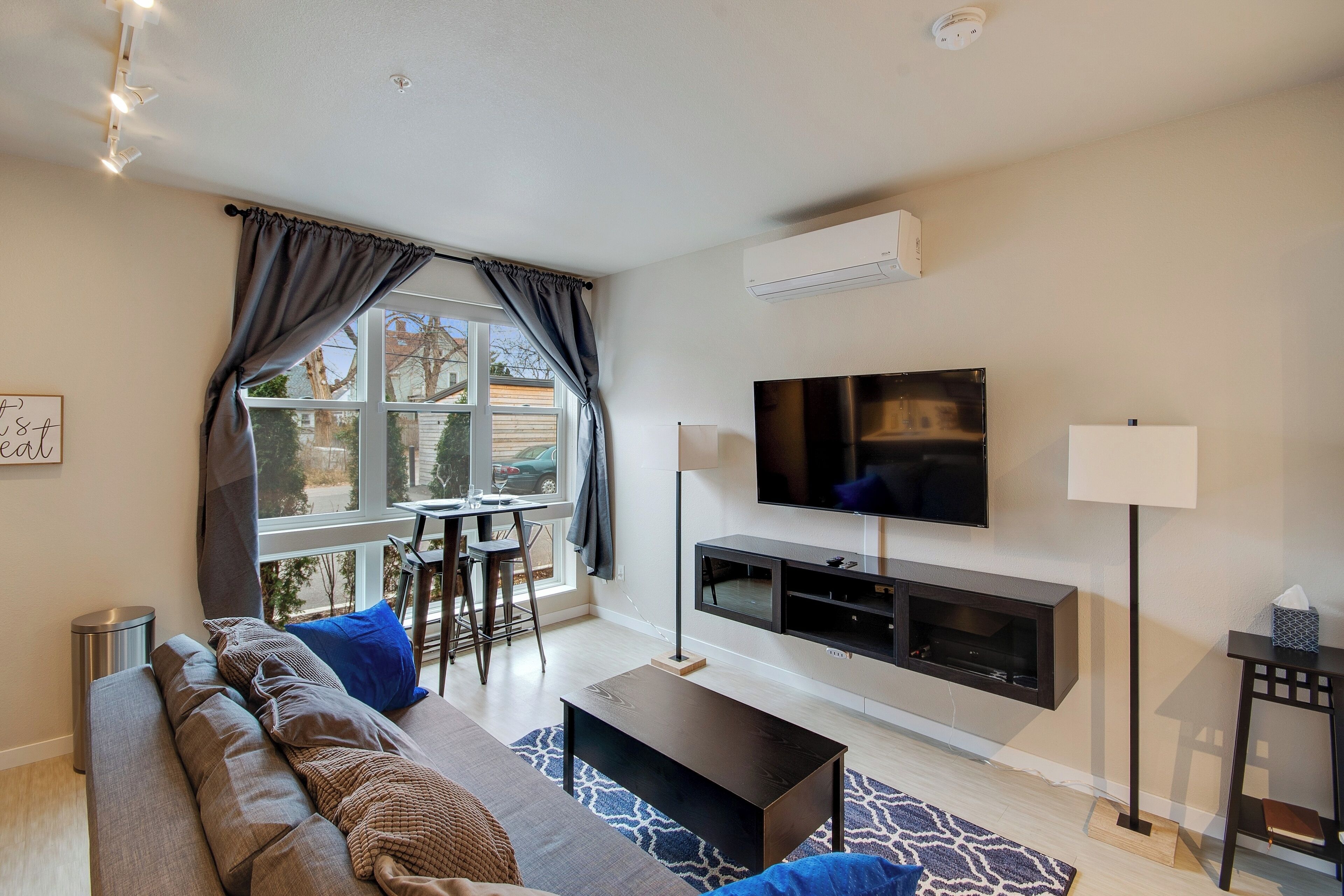 Beautiful Uptown Studio@Super Fast WiFi@In-Unit W/D@Keurig + Coffee@Roku TV