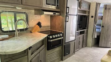 KĂŒhlschrank, Mikrowelle, Ofen, Herdplatte