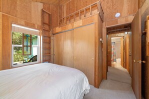 1 bedroom, desk, free WiFi, bed sheets