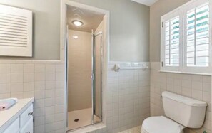 Shower, hair dryer, towels, soap - Peaceful Waterfront Stay • Sleeps 6 (Hampton)