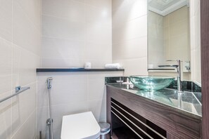 Shower, hair dryer, towels, soap - Sophisticated 2BR Apartment in Cayan Tower, Dubai Marina by Deluxe Holiday Homes (Dubai)