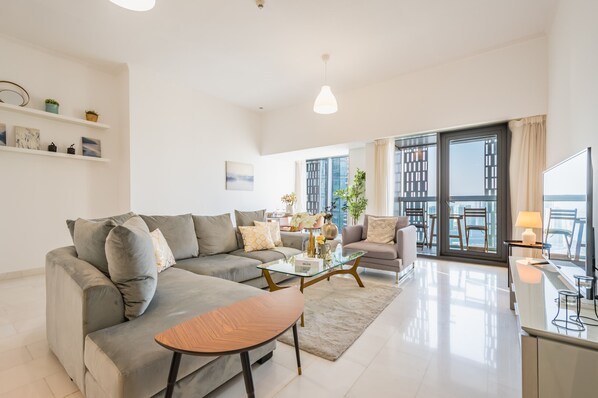 TV - Sophisticated 2BR Apartment in Cayan Tower, Dubai Marina by Deluxe Holiday Homes (Dubai)