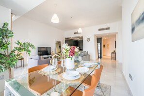 Dining - Sophisticated 2BR Apartment in Cayan Tower, Dubai Marina by Deluxe Holiday Homes (Dubai)
