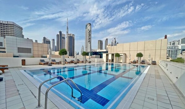 Pool - Charming Studio Apartment at Bay Square - 09, Business Bay by Deluxe Holiday Homes (Dubai)
