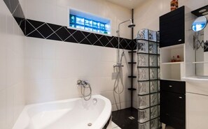 Haartrockner, Handtücher, Seife, Shampoo