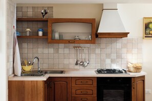 Oven, stovetop, coffee/tea maker, electric kettle