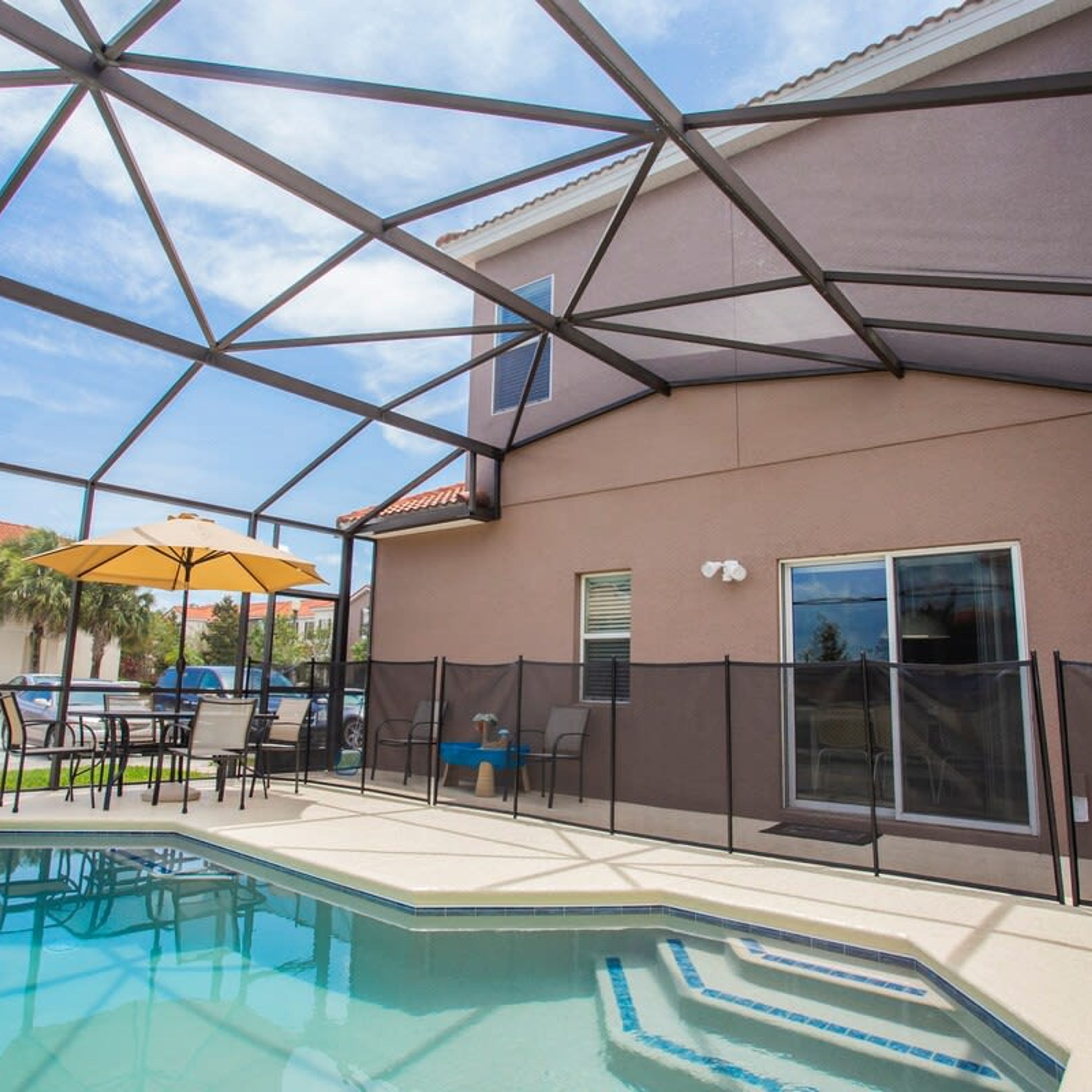 Four Bedroom w  Screened Pool Close to Disney 4563