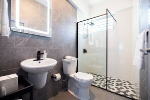 Shower, hair dryer, towels, soap - Viento & Marea Luxury Apartment - Private Jacuzzi (Maleza Alta)