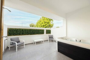 Outdoor spa tub - Viento & Marea Luxury Apartment - Private Jacuzzi (Maleza Alta)