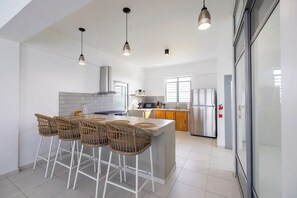 Fridge, microwave, oven, stovetop - Viento & Marea Luxury Apartment - Rooftop Jacuzzi (Maleza Alta)