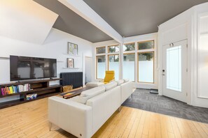 スマートテレビ、テレビゲーム、DVD プレーヤー、卓球台