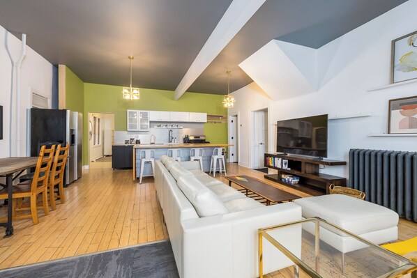 Smart TV, videojuegos, reproductor de DVD, mesa de ping pong