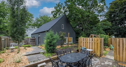 HUGE & Sunny 16 Bed Home~Arcade~ Event Space~Theatre, in the BEST Location!