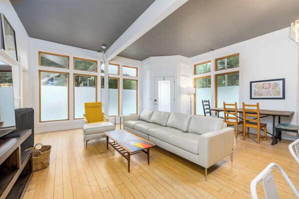 スマートテレビ、テレビゲーム、DVD プレーヤー、卓球台