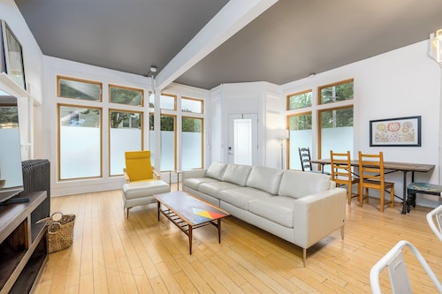 HUGE & Sunny 16 Bed Home~Arcade~ Event Space~Theatre, in the BEST Location!