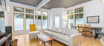 HUGE & Sunny 16 Bed Home~Arcade~ Event Space~Theatre, in the BEST Location!