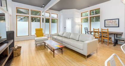 HUGE & Sunny 16 Bed Home~Arcade~ Event Space~Theatre, in the BEST Location!