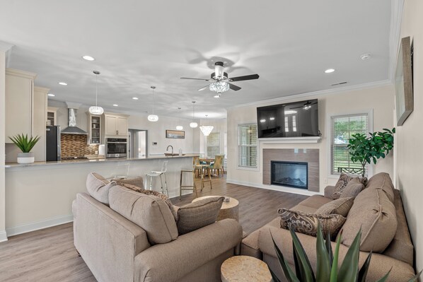 Smart TV, fireplace, video games - Atlantic Diamond - Upscale Pet Friendly Home (North Myrtle Beach)