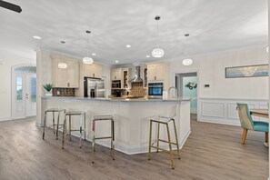 Fridge, microwave, oven, stovetop - Atlantic Diamond - Upscale Pet Friendly Home (North Myrtle Beach)