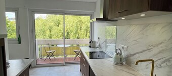 Balcon sur la Rivière Face à la Vieille Ville