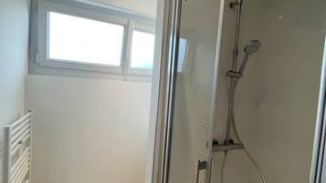 SĂšche-cheveux, serviettes fournies, savon, papier toilette