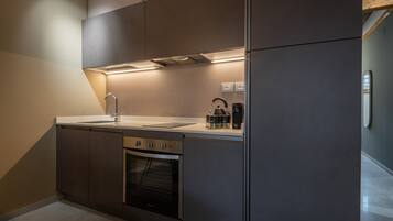 Fridge, oven, dishwasher, coffee/tea maker