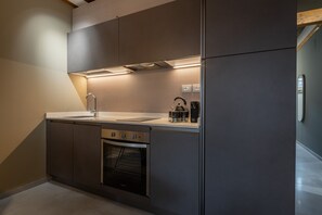 Fridge, oven, dishwasher, coffee/tea maker