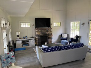 Smart TV, DVD player, stereo - 3 Bedroom Cottage on Owasco Lake. Eastside and Pet Friendly!  (Auburn)