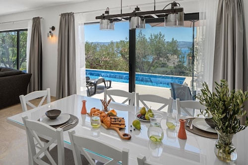 Villa Verde with 4 en-suite bedrooms, private pool, 200m from sandy beach