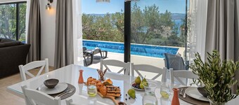 Villa Verde with 4 en-suite bedrooms, private pool, 200m from sandy beach