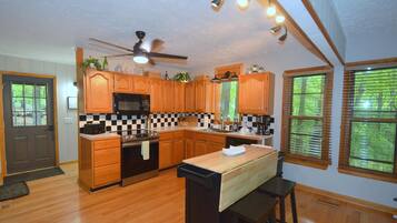 House, Multiple Beds (Bobcat 22 - The Mountains are Calling) | Private kitchen