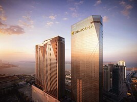 Dos edificios de gran altura con el nombre "Shangri-La" bien visible.