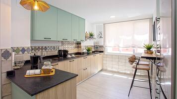 Geladeira, micro-ondas, fogão, lava-louças