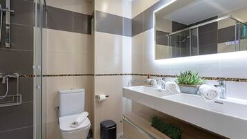 Dusj, hårføner og håndklær