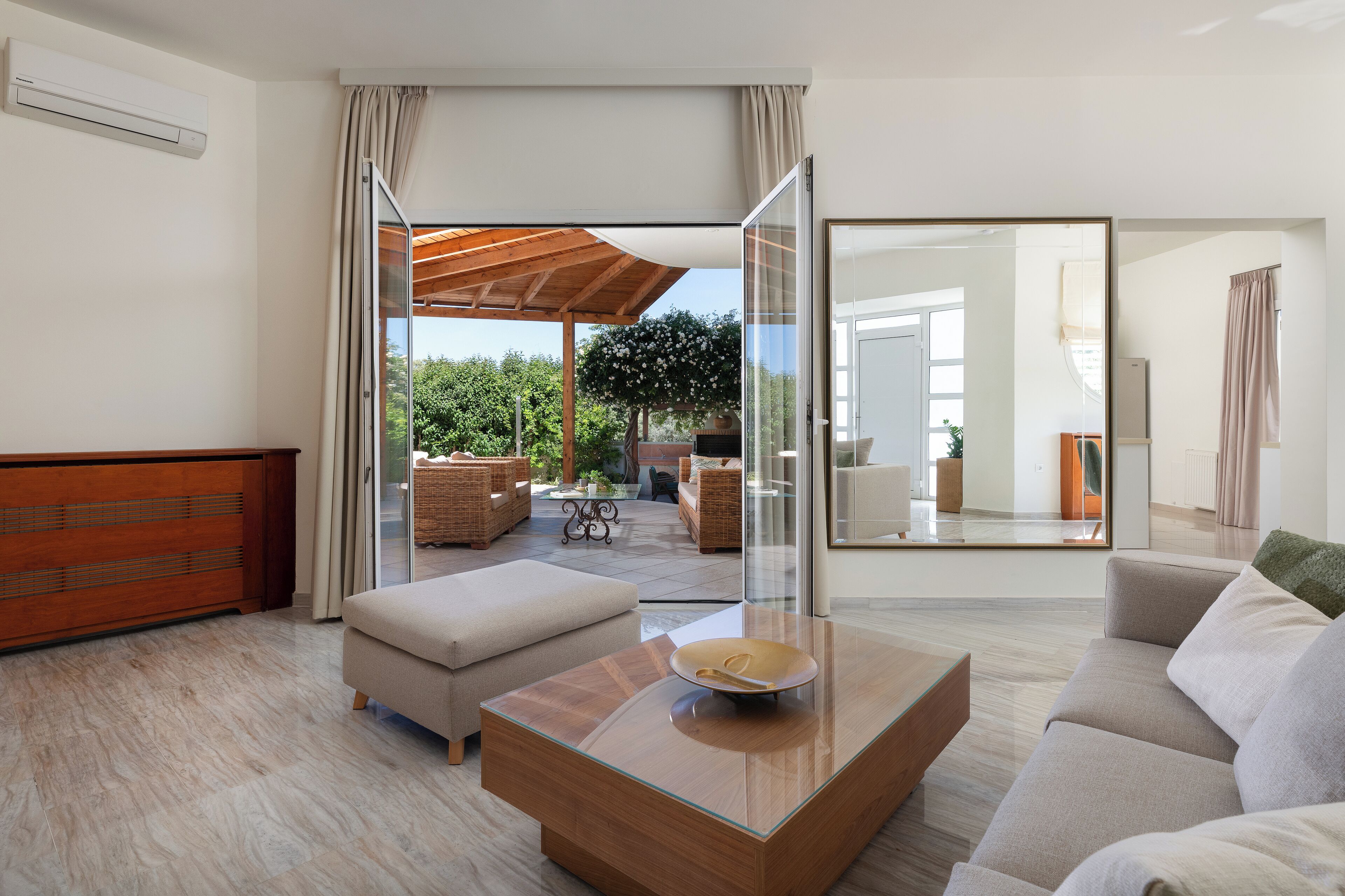 Smart TV, fireplace, table tennis